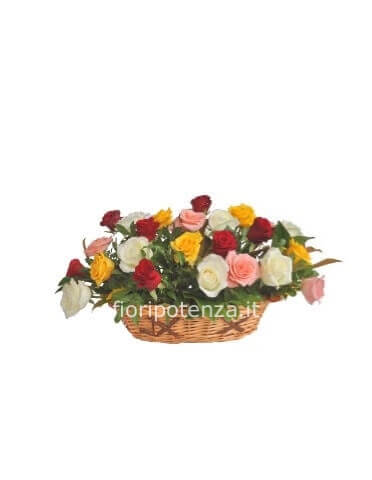 Composizione in cesto di rose miste