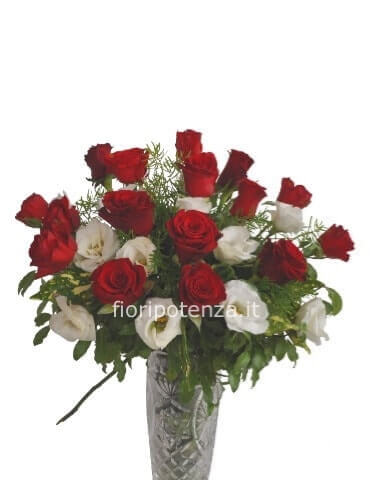 Bouquet di rose rosse e lisianthus bianchi e verde decorativo
