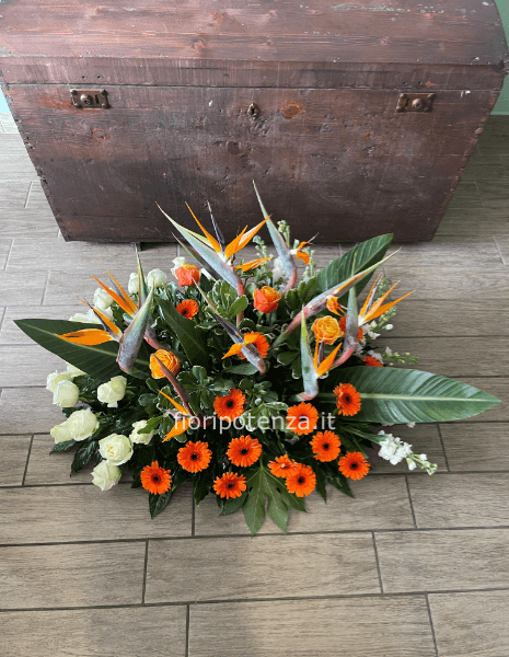 Cuscino funebre con fiori misti di stagione scelti dal fiorista